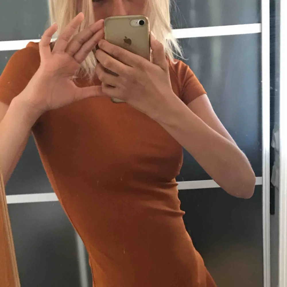fin orange klänning som sitter som en smäck, om du vill ha den som tröja är de bara att klippa, kan bli en fett snygg crop top. Klänningar.