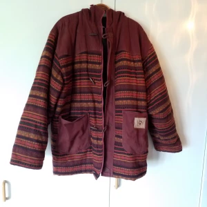  - Mysig jacka med stora fickor och huva