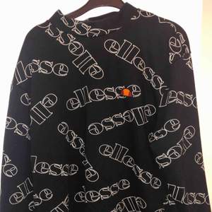 Skit snygg Ellesse tröja som tyvärr inte kommer till användning, enbart använd en gång.  Ny pris 799