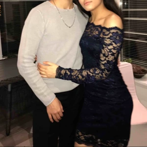  - Blå spetsklänning, i bra skick