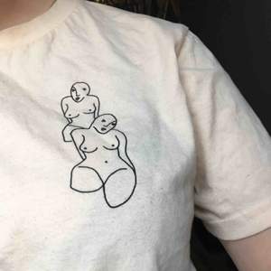 Ljus persikofärgad t-shirt från Polar med tryck detalj 