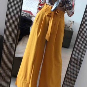  - Super snygga byxor, endast testade. Storlek L men passar även M.  