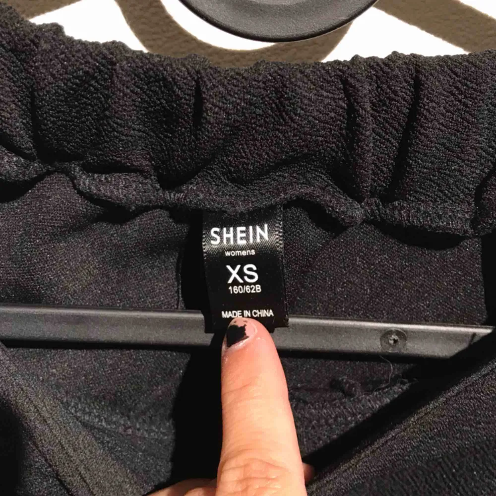 Fina byxor från Shein! Använt 2 gånger max. Köparen står för frakt eller så kan jag mötas i Uppsala! 💕. Jeans & Byxor.