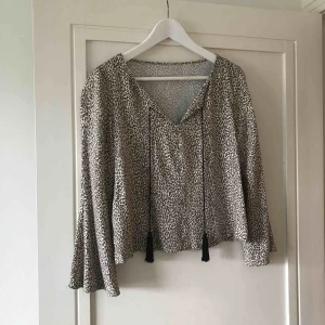  - Liten i storlek. Från zara. Frakt 30 SEK 