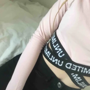  - Rosa tröja med coola band som går runt magen. 