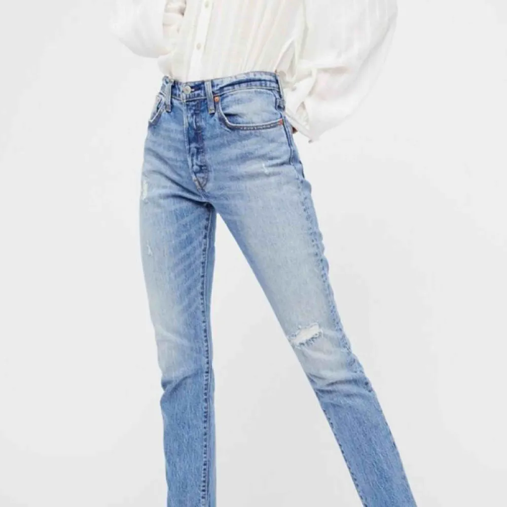 Levi’s 501 skinny jeans. Nypris 1200kr. Nyskick dock är sömmen längst ner avklippt så de har en rå kant istället. Fraktad. Jeans & Byxor.