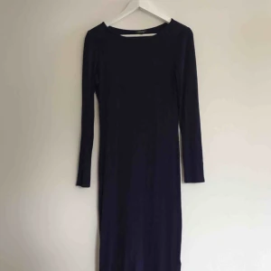  - Trikåklänning från Topshop i mörkt lila! Jättebekväm och sitter sjukt snyggt! Slutar vid knät. Frakt  50 kr <3