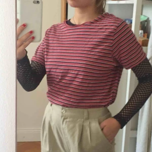  - T-shirt från Weekday i oversized storlek S. (köpt på kill-avdelningen). Frakt +40. Möts nära Södermalm. Skriv om du har frågor 💞💞💞