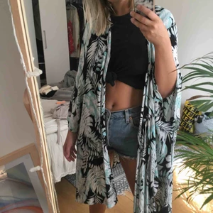  - Härlig kimono köpt i Nya Zeeland. Passar XS-L pga onesize.