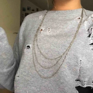  - 3kedjigt silvrigt halsband 