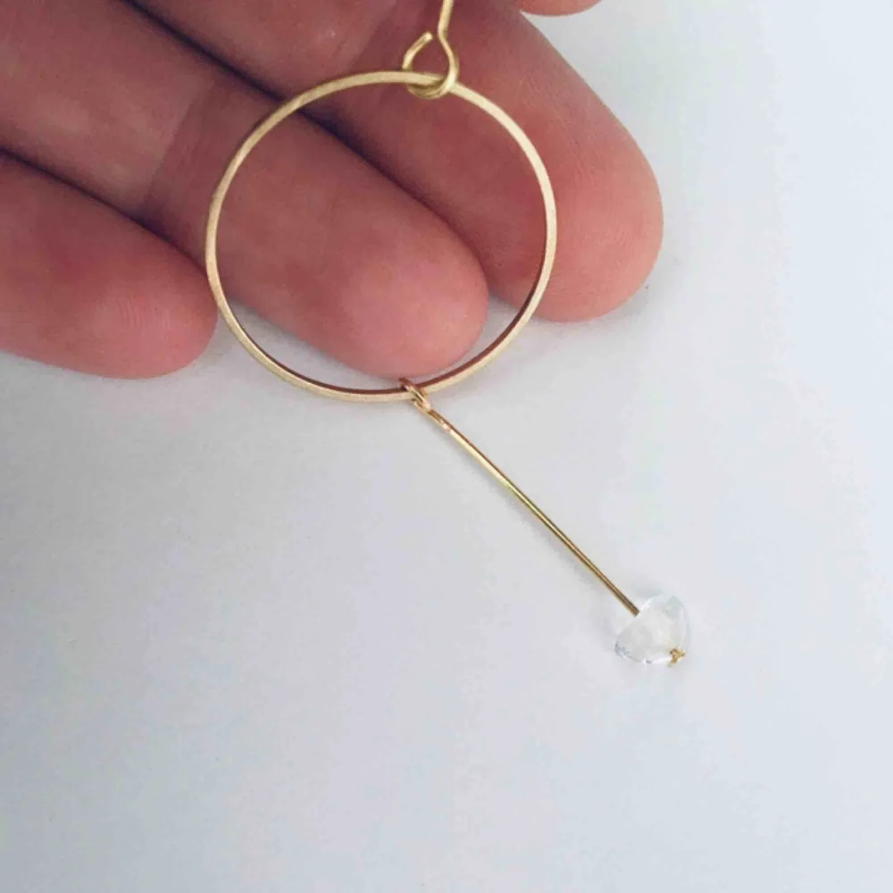Handgjorda minimalistiska örhängen med glaspärla - frakt 9 kr. Accessoarer.