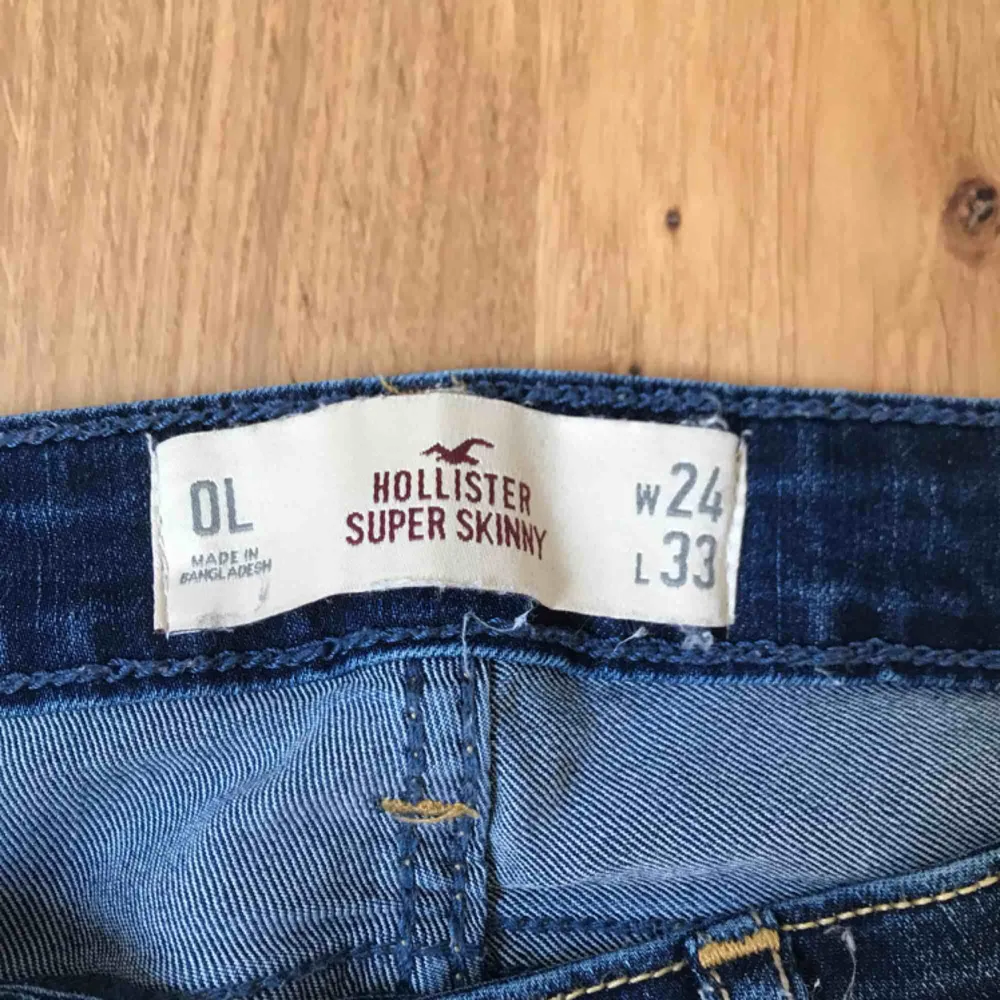 Fina jeans från Hollister! Mycket måttligt använda, väldigt fint skick. . Jeans & Byxor.