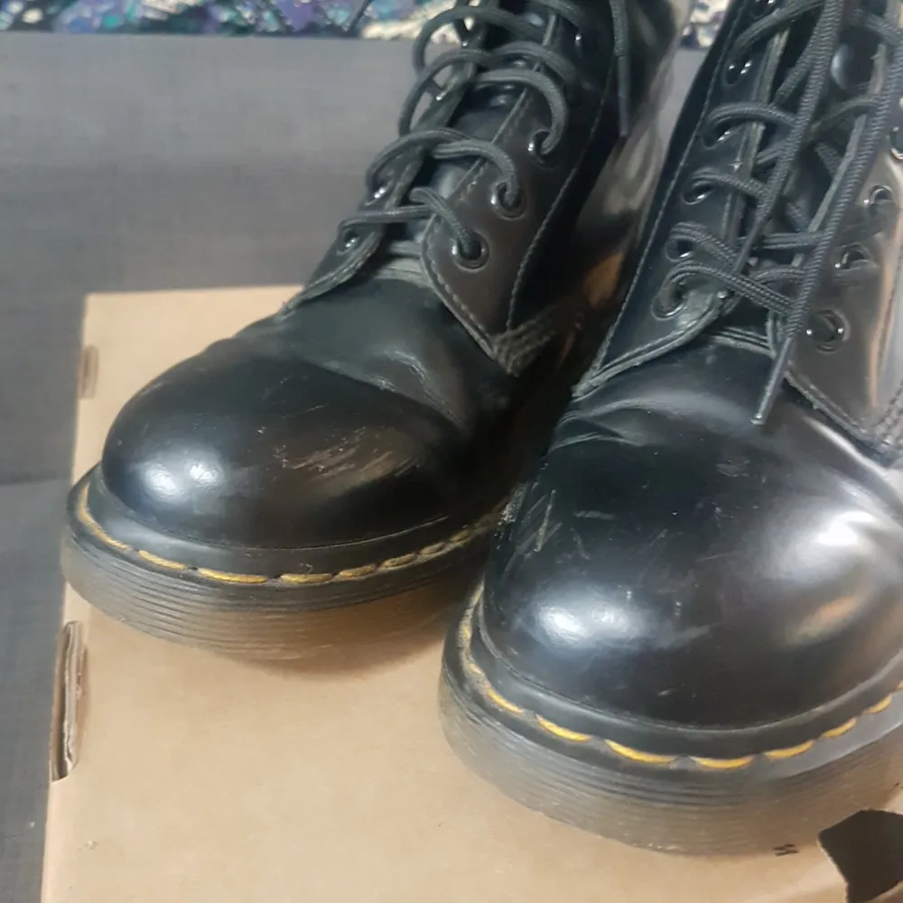 Klassiska Dr.Martens som kommer hålla i många år till. Gav ett tappert försök att gå in dessa bad boys, men fick inse att de var för stora i storleken. Alltså endast använda under ca 2 veckor. Kan mötas upp i Göteborg eller frakta!  Håller på att flyttstäda nu så är det något plagg eller accessoarer du letar efter så fråga! Jag har grejer i överflöd! Håll även ett öga öppet på min sida där jag kommer lägga upp grejer under veckan som kommer. 🌞. Skor.