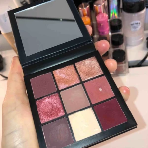  - HudaBeauty ögonskuggs-palett, säljer pågrund av att jag personligen inte gillar färgerna. Denna kommer från hennes obsessions collection och är svår att hitta utan mycket tull. Nypris: 300kr ungefär. Betalas med Swish och varan är fraktfri! //R