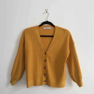  - Gul kofta köpt på Plick som tyvärr inte kommit till användning. Koftan är ursprungligen köpt i Hongkong. Väldigt bra kvalité. Möts endast nära Södermalm i Stockholm. Frakt tillkommer. Skriv om du har frågor. 