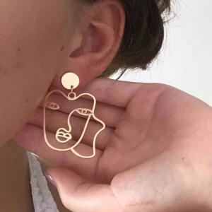  - Balla örhängen från monki, endast använda vid tagning av bild. Kan hämtas i Lund annars tillkommer frakt på 18 kr 🧚🏽‍♀️ skriv om ni har frågor! 