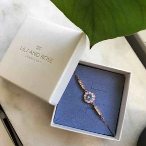  - Miss Sofia bracelet silk Lily and rose armband helt oanvänd men väldigt snyggt! 🌸 roseguld 