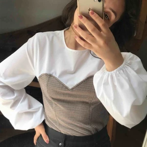  - En unik men ändå stilig topp i mycket bra skick.  