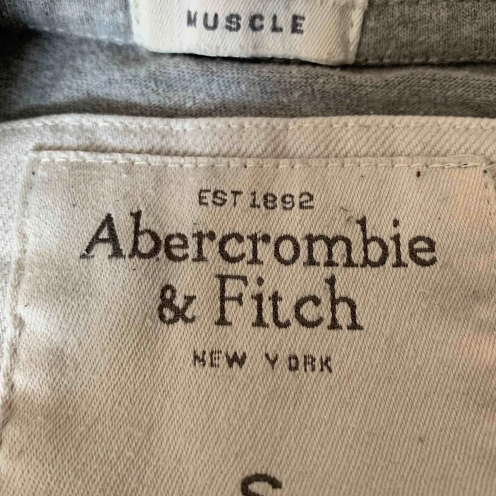 •Grå t-shirt från Abercrombie and Fitch •Rött motiv •Mycket bra skick, sparsamt använd  •Stor i storleken  . T-shirts.
