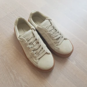  - Helt nya från Zara, aldrig använda (bara provat hemma). Storlek 37 men passar även mig son har 37-38. Gjorda av äkta mocka och håller suuuuuper länge (hade ett annat par och den höll mer än ett år) Frakt betalas av köparen! Kan träffas i täby, Danderyds sjukhus eller TC