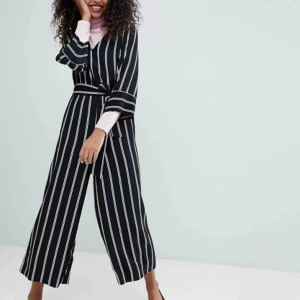  - Monki Striped Wrap Front Jumpsuit! Använd ett fåtal gånger! Kan skicka flera bilder!