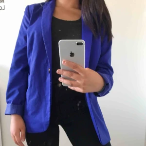  - En blå super snygg kavaj som man kan knäppa i mitten, endast använd en gång.