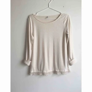  - Fin tröja i off-white med en spetskant från only. Passar perfekt med ett par ljusa 501:or nu till sommaren🌸🌸