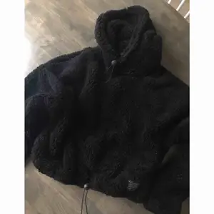 Croppad Teddy hoodie från urban outfiters ordpris 290kr (använd en gång)