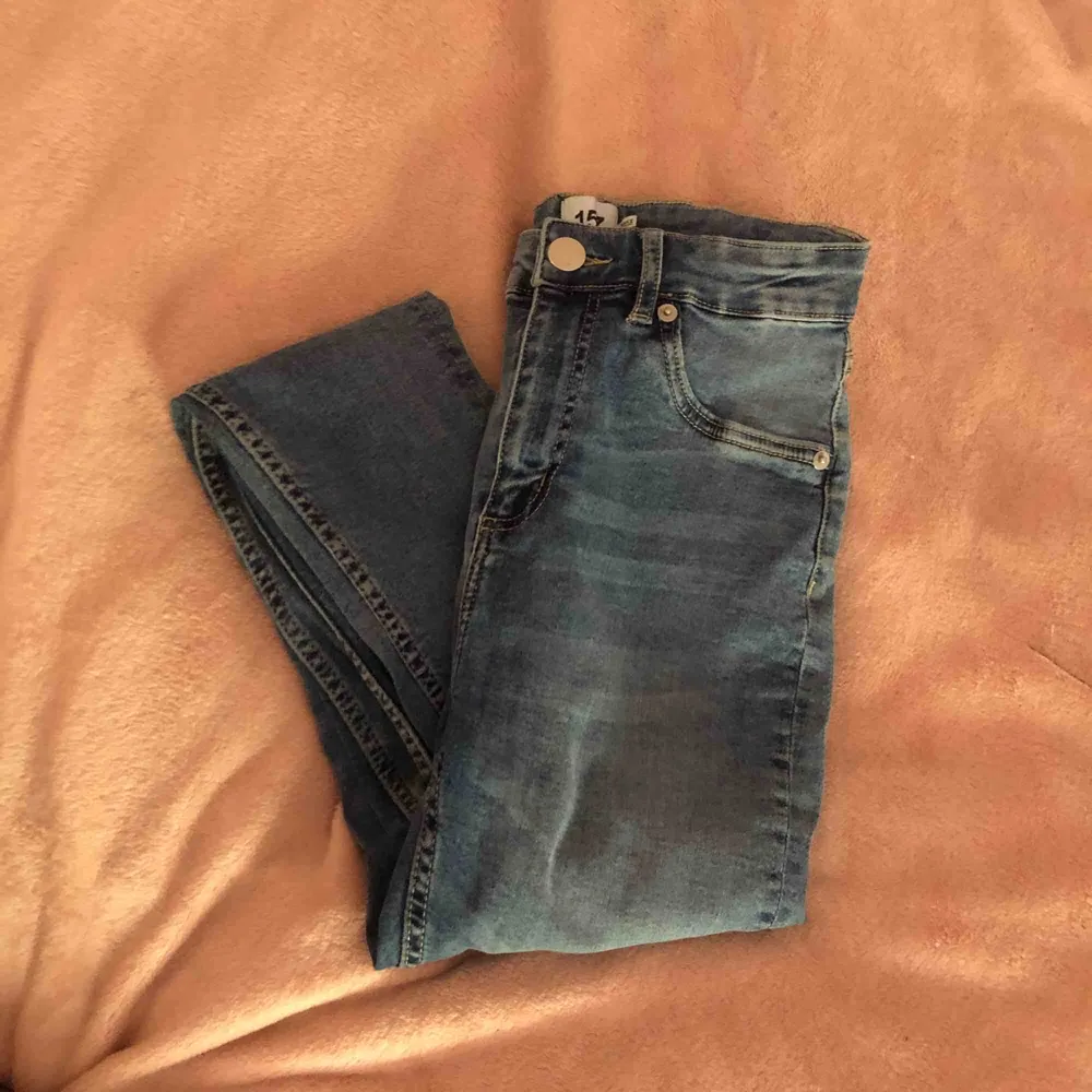 Ett par vanliga blåa tajta jeans från lager 157 Strl S men skulle säga att det passar M också Modellen Snake och använd max 2 gånger eftersom dem är lite stora  Byxorna är lite långa men går lätt att vika upp och snyggt blir det också. Jeans & Byxor.