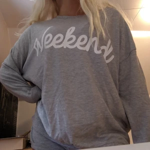  - Oversize tröja med texten "weekend" från Westhill redbird. Köpt på Bikbok. Pris kan diskuteras 😊