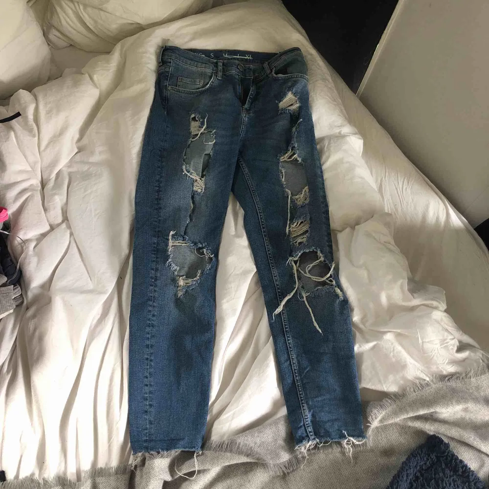 Boyfriend jeans i storlek S men skulle säga XS nu eftersom dem råkade krympa efter 1 tvätt (jag tvättade i fel grader) fortfarande fin form.🥰. Jeans & Byxor.