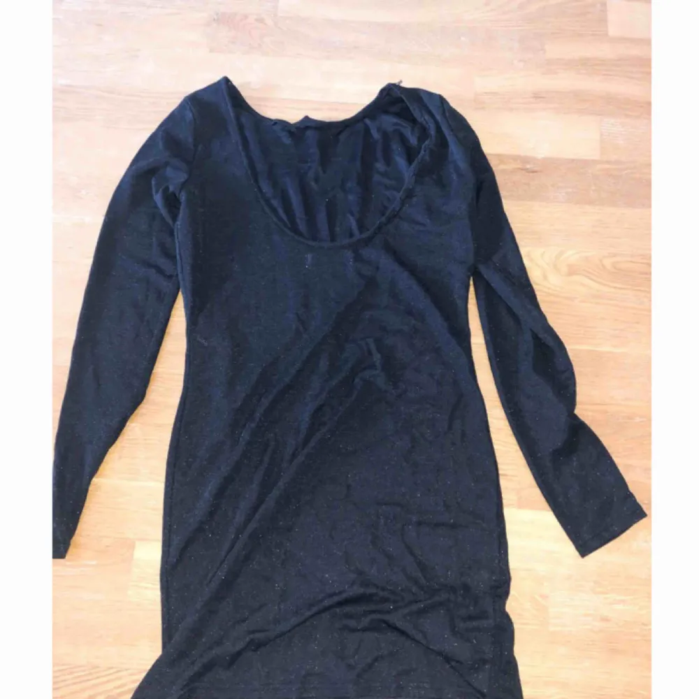Jättefin svart småglittrig (syns på 3e bilden) långärmad klänning med lite urringning i ryggen. Använd 2 gånger.. Klänningar.