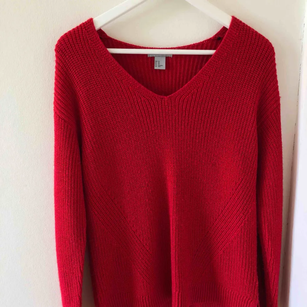 Röd stickad tröja från H&M som är super mysig och snygg! Använd endast 4 gånger!!. Tröjor & Koftor.