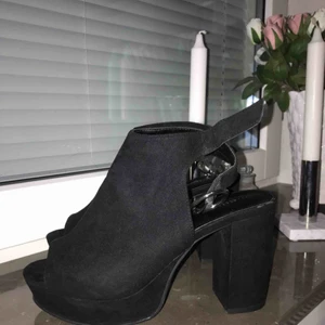 Svarta klackskor - Svarta klackskor/kilklackar Från dinsko Använda en gång- bra skick o jättefina Fraktar endast, köpare står för frakt❤️