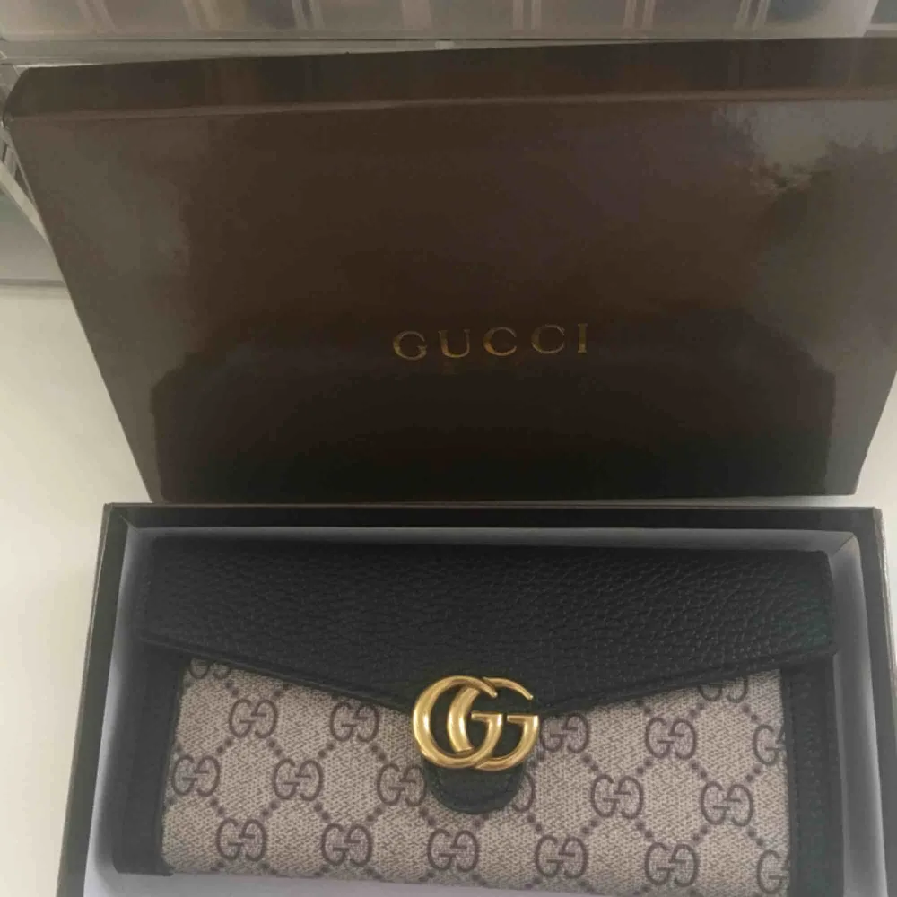 Oäkta Gucci plånbok köpt i Grekland nu i år, väldigt fin men jag har många andra jag använder så därför säljer jag den, den har extra korthållare så ni ser på bild ska den skickas på post står köparen för frakt .. . Väskor.