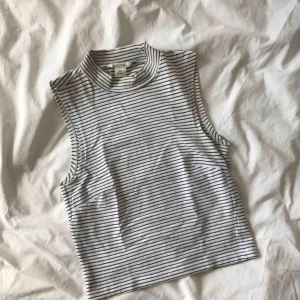  - Randig tank/crop top (svart/vit) med polokrage.   