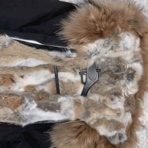  - Helt ny oanvänd äkta pälsjacka. Pälsen är kanin/tvättbjörn och är avtagbar. Jackan finns i Eskilstuna men kan fraktas om köparen står för frakten. Kan tänka mig att diskutera priset vid snabb affär. 