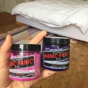 Säljer två hårfärger från manic panic en i färgen ”cotton candy” och en i ”electric amethyst” båda är fulla, har bara testat på en slinga:) 