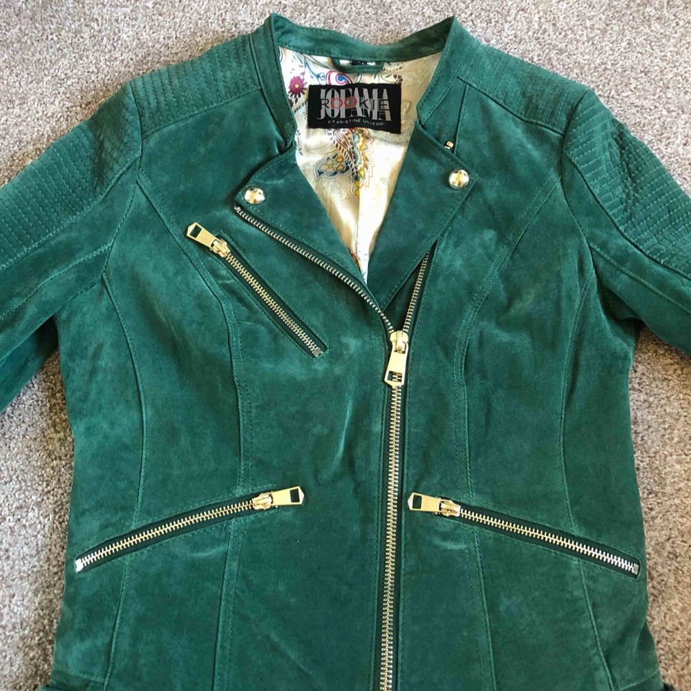 Säljer en grön mocka jacka från | Plick Second Hand
