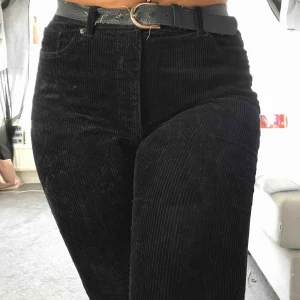  - Jättefina byxor ifrån monki men används ej! De är egentligen mörkblåa men de ser bah svarta ut.