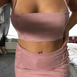  - Jättefint rosa sett som är i mocka material. Köpt på second hand. Men det är förlitet för mig och därför säljer jag det😁🤘🏻