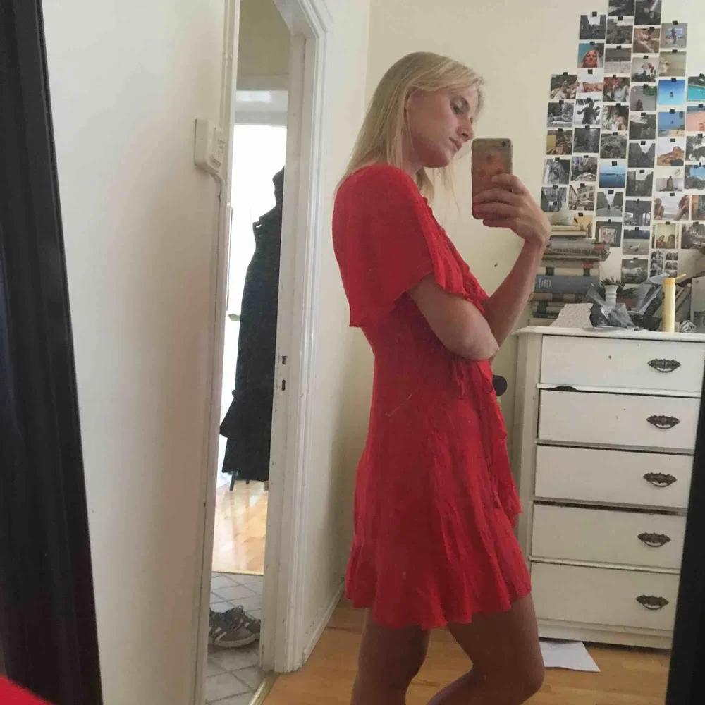 Röd klänning från prettylittlething i storlek 32, XS   Oanvänd . Klänningar.