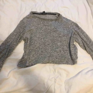  - Jättesnygg och bekväm tröja i strl L (men passar mig som har S) från forever 21. Använd endast ett fåtal gånger. Hämtas upp i Umeå men kan också fraktas gentemot att köpare betalar frakt!