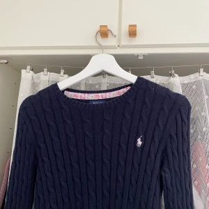 Ralph lauren stickad tröja - Aldrig använd, marinblå/mörkblå stickad med vit/ rosa aktigt märke 