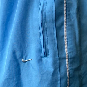 Nike trackpants - Jätte fina nike trackpants. Sjukt bra skick och snygg färg. Justerbar i midjan, passar därför flera olika stolekar. Köparen står för frakt. 