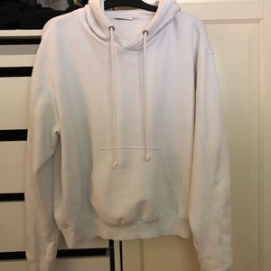 Weekday hoodie - Vit hoodie från weekday använd Max 5 ggr så den är som i nyskick! FRAKT INGÅR I PRISET 