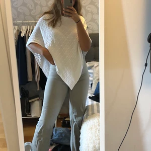 Poncho - Säljer denna söta poncho från Kappahl. Finstickad och HELT oanvänd. One size, skulle säga att den passar nästan alla. 