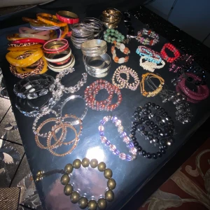 Armband - Säljer massor av armband som är i använd skick men de flesta är hela och rena. Finns en del som knappt är använda och en liten del som är mer använda. Finns även någon enstaka som gått sönder. Men väldigt många fina smycken 🥰  meddela mig om vilka du vill köpa och kom med bud. Köparen står för frakten. 