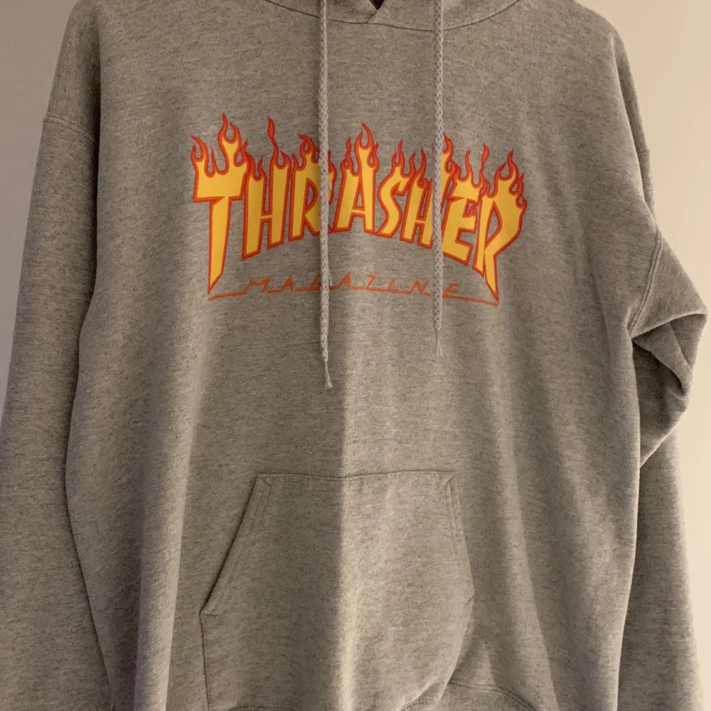 Thrasher hoodie storlek S, bra skick förutom att snörena är lite trasiga men inget man tänker på. Hoodies.
