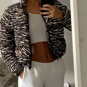 Zebra jacka  - Storlek S, andvänd en vinter.🥰
